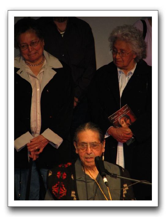 Irving Powless (at center)